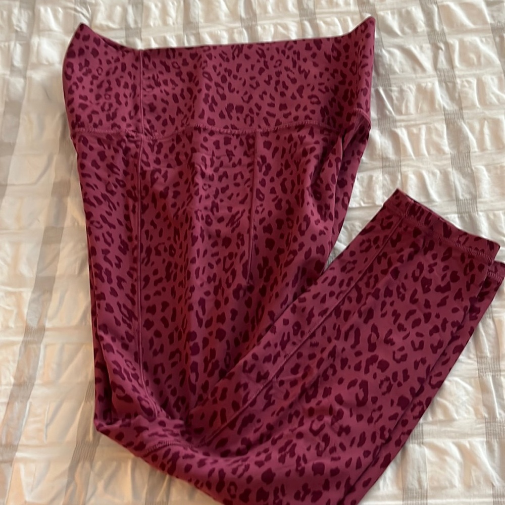 Athleta Salutation Stash pocket printed 7/8 tight